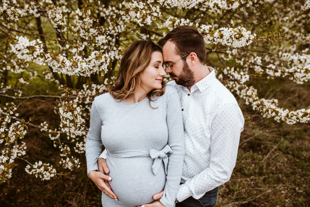 Moody Babybauchfotos in der Natur und zu Hause // Bedburg